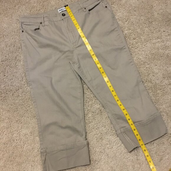 Jones & Co. Oatmeal Rolled Cuff Capris - Picture 14 of 14